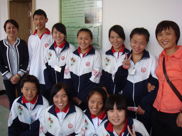 2013年9月17日，北京华彩扶贫助学慈善基金会向辽宁省鞍山市岫岩满族自治县第二高级中学颁发华彩助学金