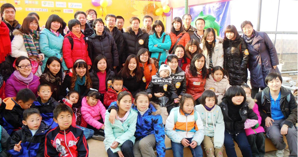 2013年11月1日北京华彩扶贫助学慈善基金会捐助河南省回归儿童救助中心部分学生