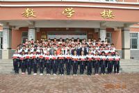 2013年9月17日北京华彩扶贫助学慈善基金会向辽宁省鞍山市岫岩满族自治县高级中学颁发贫困生奖学金、助学金